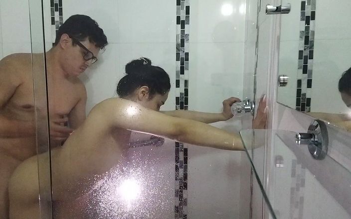 Crisanto999: No chuveiro fodendo e gravando com minha meia-irmã