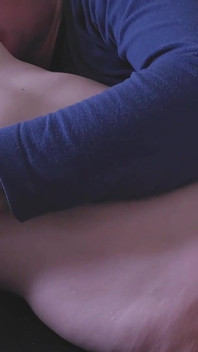 パパはあまり深く入らないでくれ!ポルノを見ながら義理の娘とセックスする