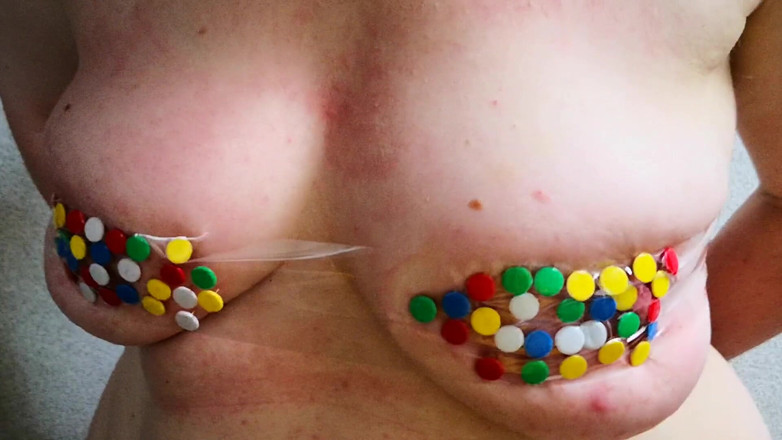 Bouncy Tits Action: Tette e calze con i pollici