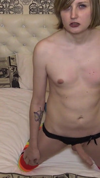 Rosyjska tgirl Tammy Sweet jedzie dildo!