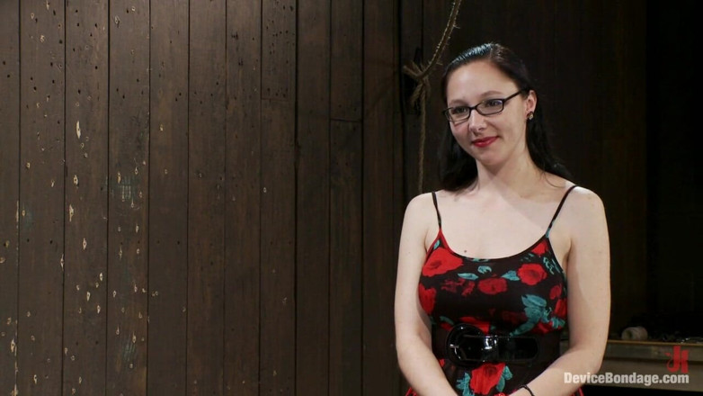 Kink: Maggie Mayhem enganchada por el culo y coño follada
