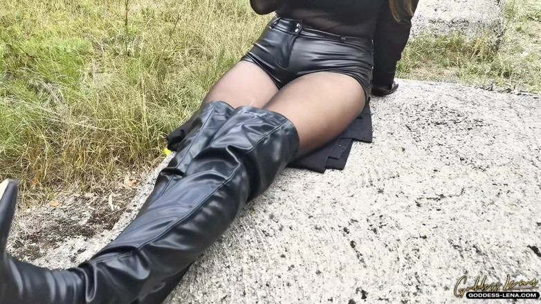 Goddess Lena: Chupa mis botas OTK!