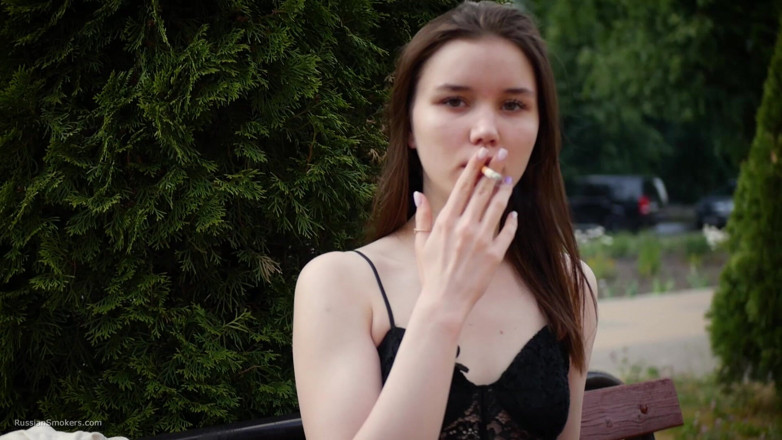Russian Smokers: Smoking 120mm Saratoga on the Street