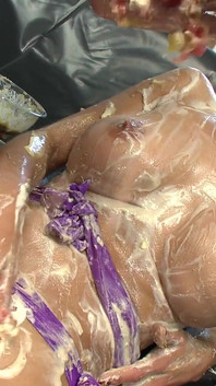 角質見習いが彼女のお尻にケーキを広げる