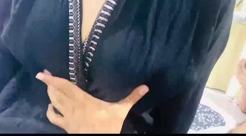 Arabicqueen: Insegnante indiano pressa le tette della ragazza musulmana con il...