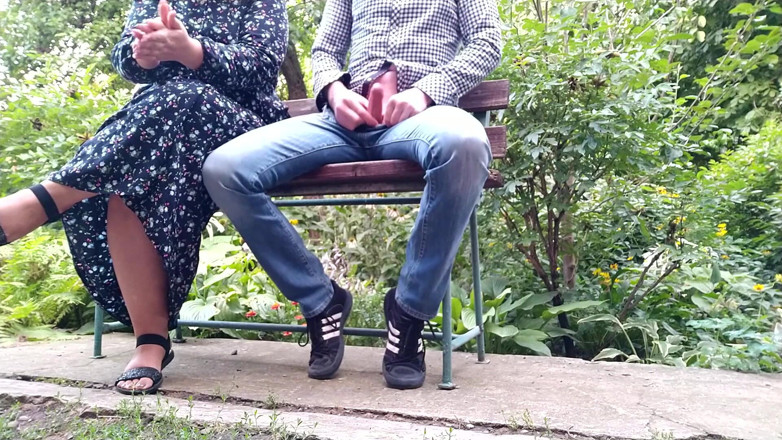 OurFetishLife: 公園の屋外で手コキ