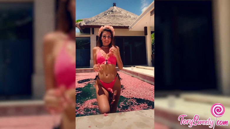 Tory Sweety: Sexy holka si venku masturbuje kundičku v letovisku