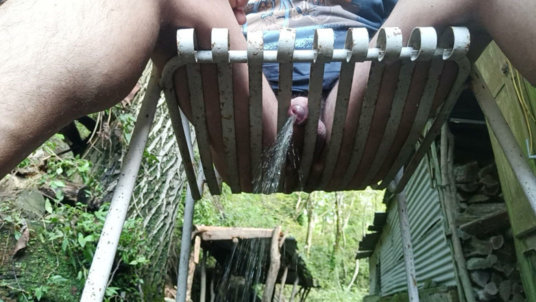 Kinky Guy: Đi tiểu ngoài trời, ai đó có thể tận hưởng nó
