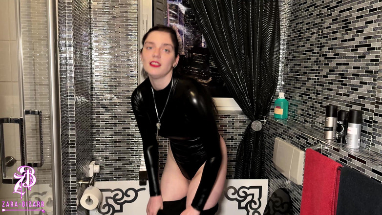 Zara Bizarr: Sleduj, jak čůrám