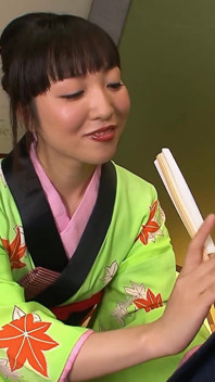 Derin penetrasyonlar ve ateşli dölleme seksi Japon orta yaşlı seksi kadın kimono ile sikişiyor