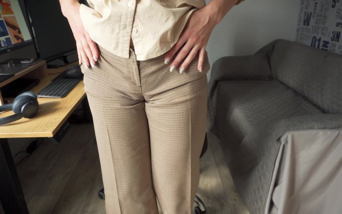 Teasecombo 4K: Zlobivá kolegyně tě svádí svými tlustými stydké pysky v kalhotách
