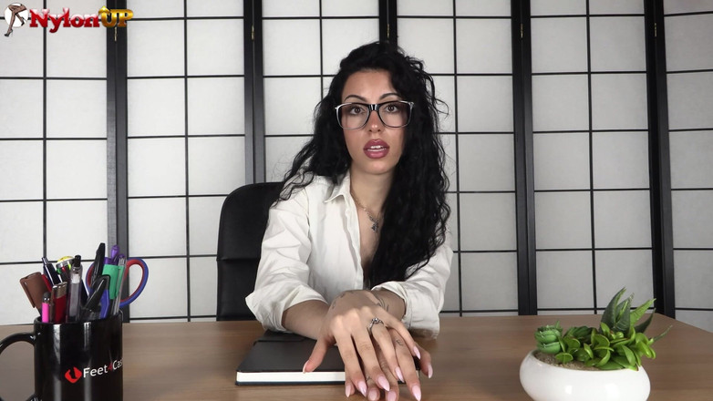 FootFetish Girls With Sex Toys and Nylons: Kudrnatá šéfka trestá svou nadrženou sekretářku smyslným uctíváním nohou