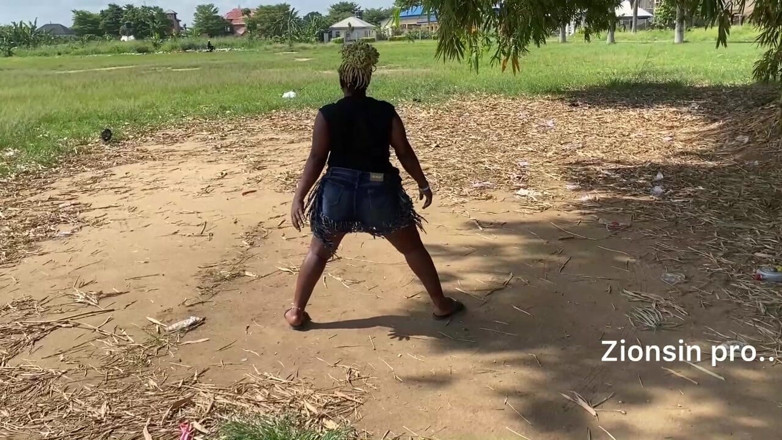 Zion: Afrikalı Zenci Seksi Zenci Kız Herkesin Içinde Kahkahalarla Dans Ediyor