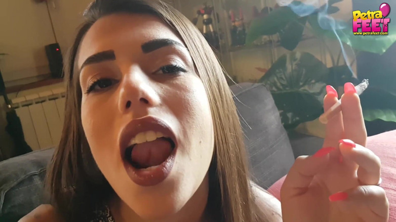 Smokin Fetish: Her beauty face on cam