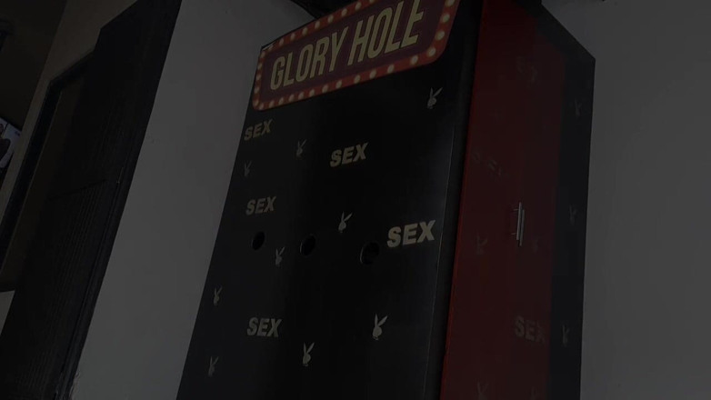 Valera Toro: Транс-девушка из Glory Hole сосёт член через пустоту славы и её трахают