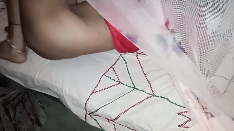 Sital: Švagr šukal švagrovou v noci na posteli se zvednutýma nohama sex video...