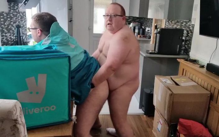 brummieboi89: Papa neukt bezorger