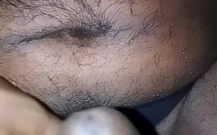 Jaanu294: Un garçon lankais percé pour percer le pincé de noir