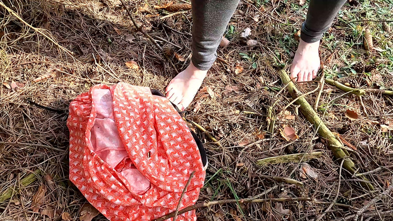 Bouncy Tits Action: 在看台上裸体，奶子被打屁股