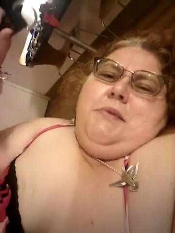 BBW nurse Vicki adventures with friends: L'infermiera Vicki stuzzica i suoi fan in calze