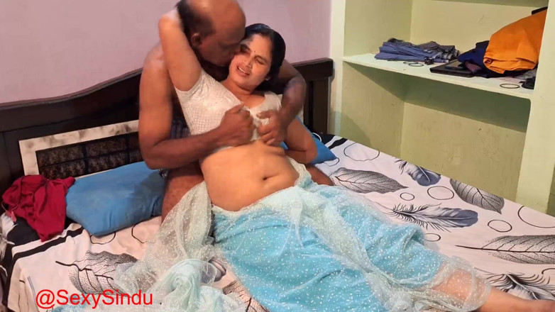 Sexy sindu: India en sari con hombre de 50 años