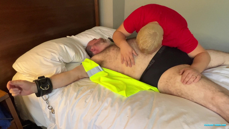 Ticklish Chubs: 뱃속이 흔들리는 간지럼!