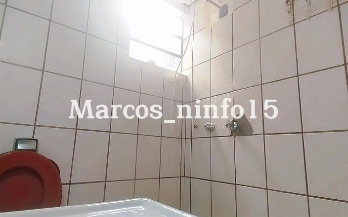 Marcosninfo: Plaisir mignon avec des jumelles dans le bain.
