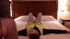 goddess82: Lelaki penghantar dihukum berat di bawah pantat saya! Fhd! 20 Min!