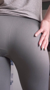 Fitte MILF neckt sichtbare höschen-linien in strumpfhosen