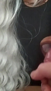 Puta peituda gosta de chupar três paus que enchem sua boca com muita porra quente.