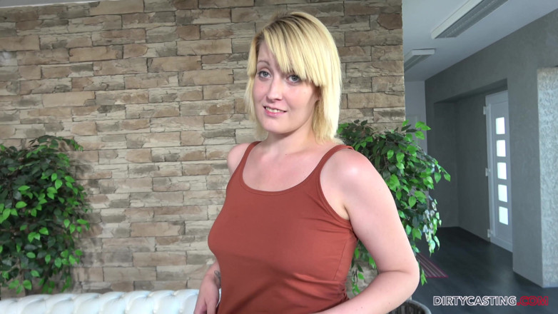 Czech Pornzone: 丸みを帯びた刃の熟女はポルノキャスティングで新しい経験を持っています
