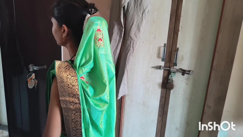 Desishycouple: Une indienne se prépare dans un sari vert, partie 2