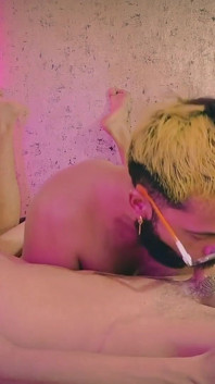 Camilo Brown, fără mâini, muie adâncă în gât pentru gemenele sexy Andres Zp făcându-l să-și împușce sperma tare