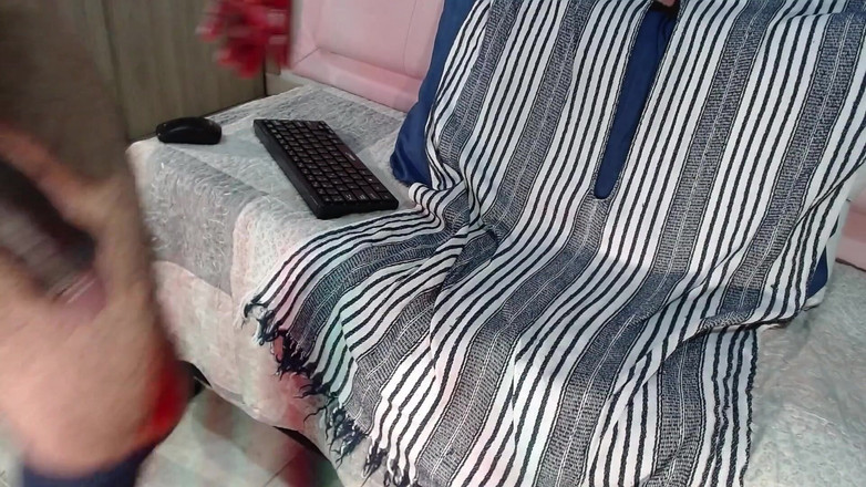 Tommhot: Mann mit seinem sehr harten schwanz versucht zu urinieren