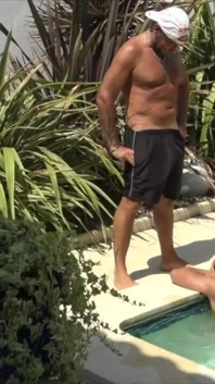 Twink Ric surově ošukaný Jess Royan v bazénu
