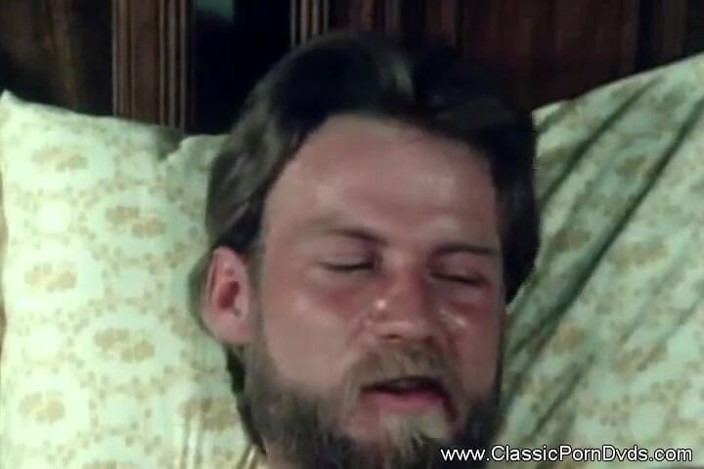 Classic Porn DVDs: Dvě dívky kouří šťasťáka