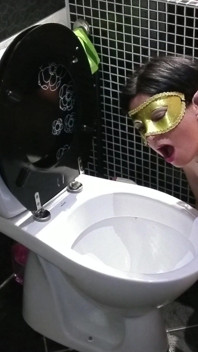 Sklaven-schlampenmund Dient Als Toilette