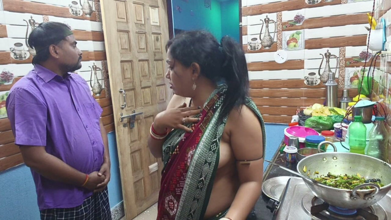 Sona bhabhi: Sexy Tamil-tante hete romantiek en neuken in de keuken! Desi...