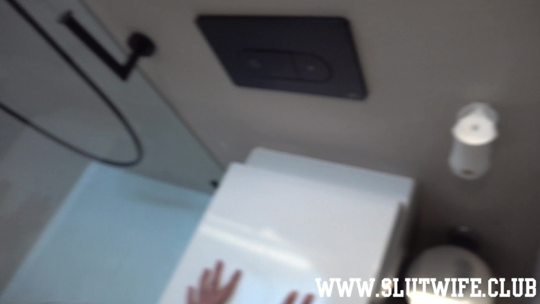 Slutwife Club: Fans uniquement - comment ne pas se branler sur ce cul ?