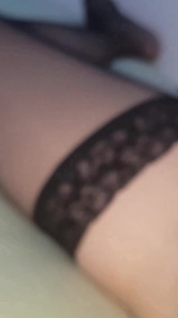 Dani_leg w czarnych pończochach cieszy się dużym obciążeniem