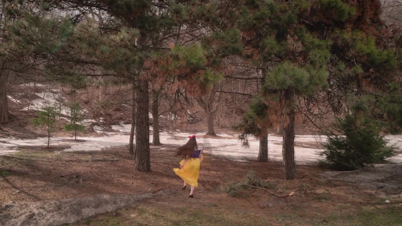 Cosplayground: Hazel Moore sebagai Snow White memancut mani pada Bianca Beauchamp -...