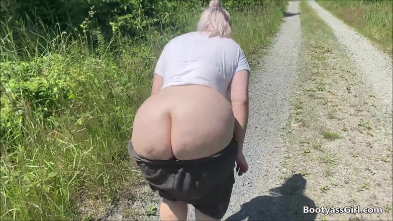 Bootyass Girl: PAWG im wald gefickt