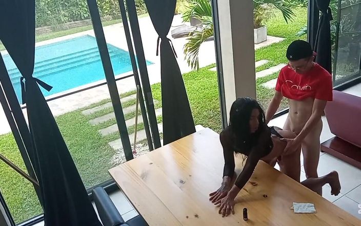Valera Toro: トランスジェンダーの女の子コロンビアーナがタブレット安藤ソファベッドで犯される