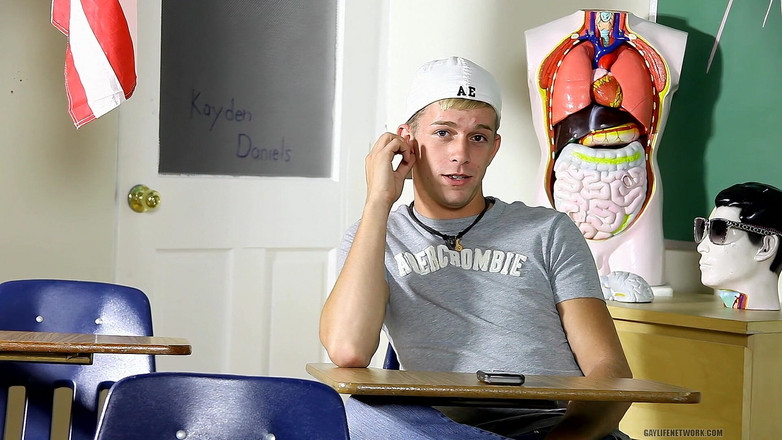 Teach Twinks: Feestman Kayden Daniels straalt sex-aantrekkingskracht uit