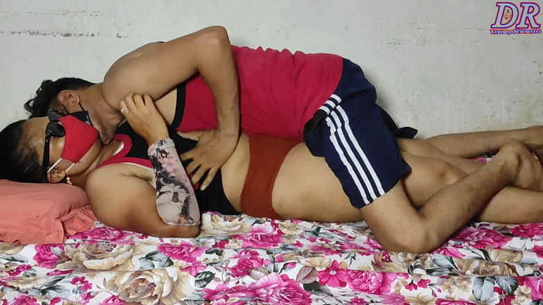 DeepReenu123: コマルは黒い眼鏡をかけてやられたが、新しい顔をした