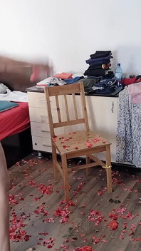 Sexy stiefmoeder heeft plezier met naakte rozen.