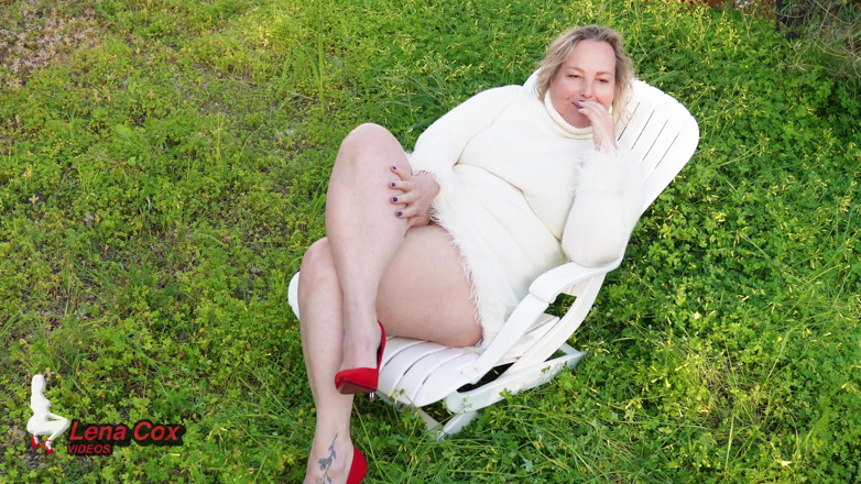 Lena Cox: Masturbazione cattiva in giardino