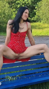 Nuditité en plein air et pisse