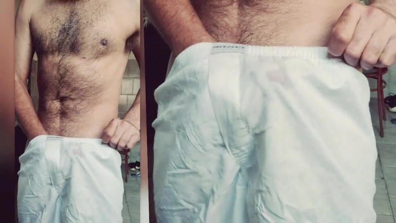 Stink HairyMale: Biała pijama, żółk nasienia