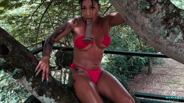 Mariana Martix: Ich masturbiere in einem baum - Mariana Martix
